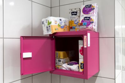 Różowa skrzyneczka z artykułami higienicznymi fot. Grzegorz Bukała